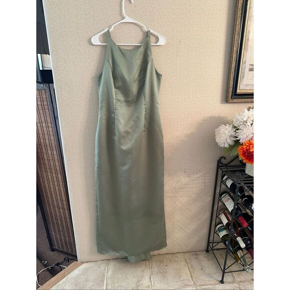 Satin sage, green gown - Picture 1 of 7